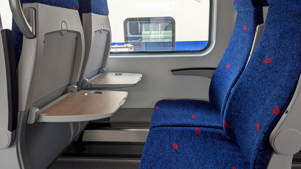 קרונות חדשים ברכבת: דלתות רחבות, אבל המרחב בקומה העליונה מצומצם