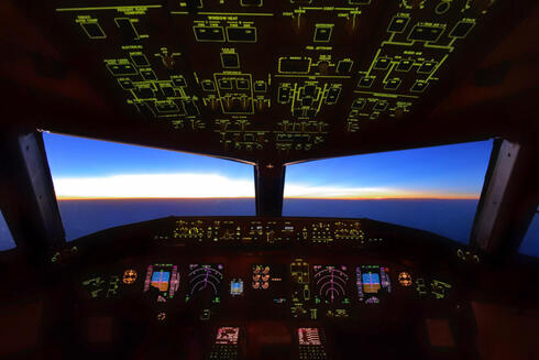 תא הטייס של הבואינג 777, צילום: משאטרסטוק