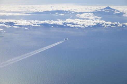 טיסה מעל לים, צילום: משאטרסטוק