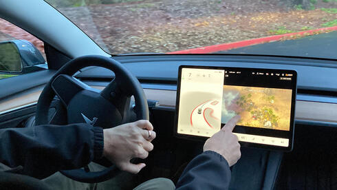 משחקי וידאו ממושב הנהג של טסלה 3. האם מאסק באמת הציב את הבטיחות בראש מעייניו?, צילום: AP