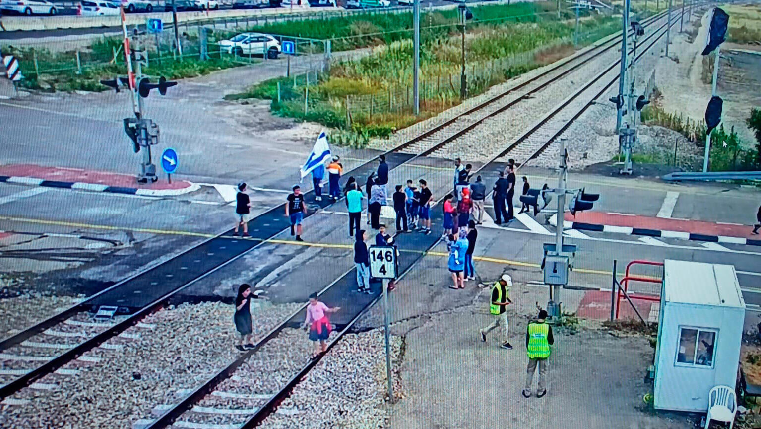 תושבי ניצן חוסמים מפגש כביש מסילה רכבת ישראל 