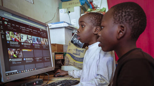 ילדים גולשים באינטרנט בשכונת מצוקה בניירובי, קניה, צילום: AP