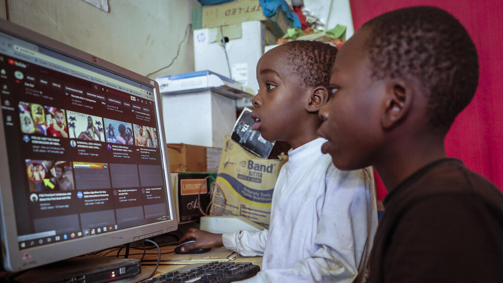 ילדים גולשים באינטרנט בשכונת מצוקה בניירובי, קניה
