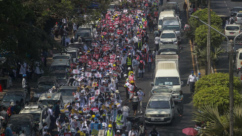 הפגנה נגד פייסבוק במינמאר. דוגמה רעה להחדרת רשת חברתית למדינה מתפתחת, צילום: AP