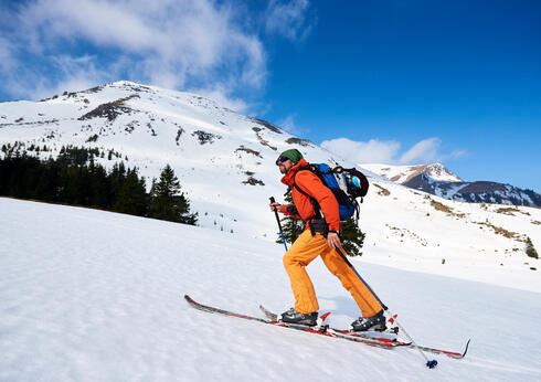 גולש Skining. ניסיון להימנע מהדוחק במעליות סקי, צילום: Shutterstock