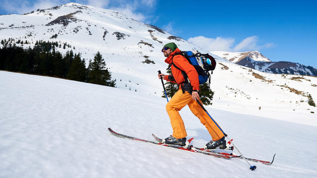 טרנד לוהט בשלג: החלקה רגלית לפסגות אתרי הסקי