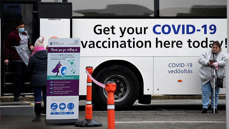 בריטניה קורונה אוטובוס חיסונים ליד מנצ'סטר 