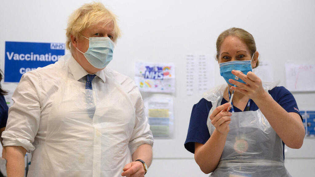 ראש ממשלת בריטניה בוריס ג'ונסון מבקר במרכז חיסונים, החודש