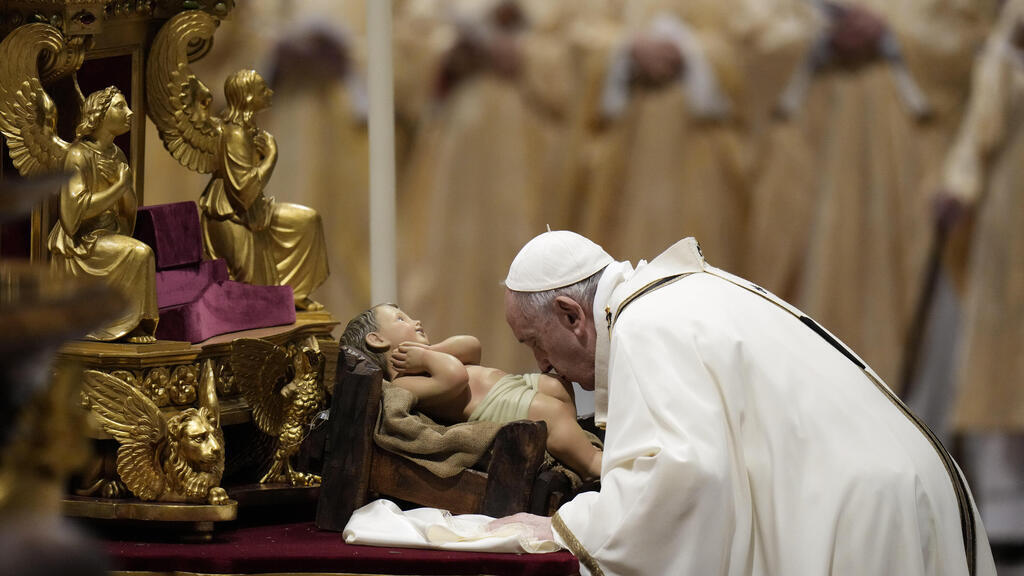 האפיפיור פרנסיסקוס במיסת חג המולד בוותיקן