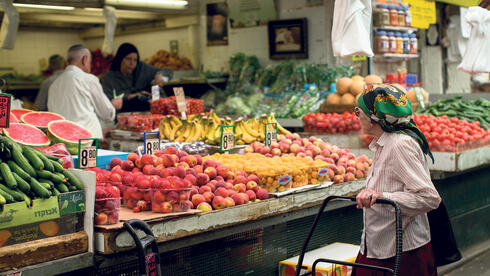 דוכן פירות וירקות בשוק מחנה יהודה, צילום: אוהד צויגנברג