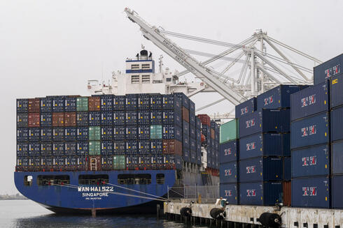 ספינה מסינגפור פורקת מכולות בנמל אוקלנד, קליפורניה, צילום: בלומברג