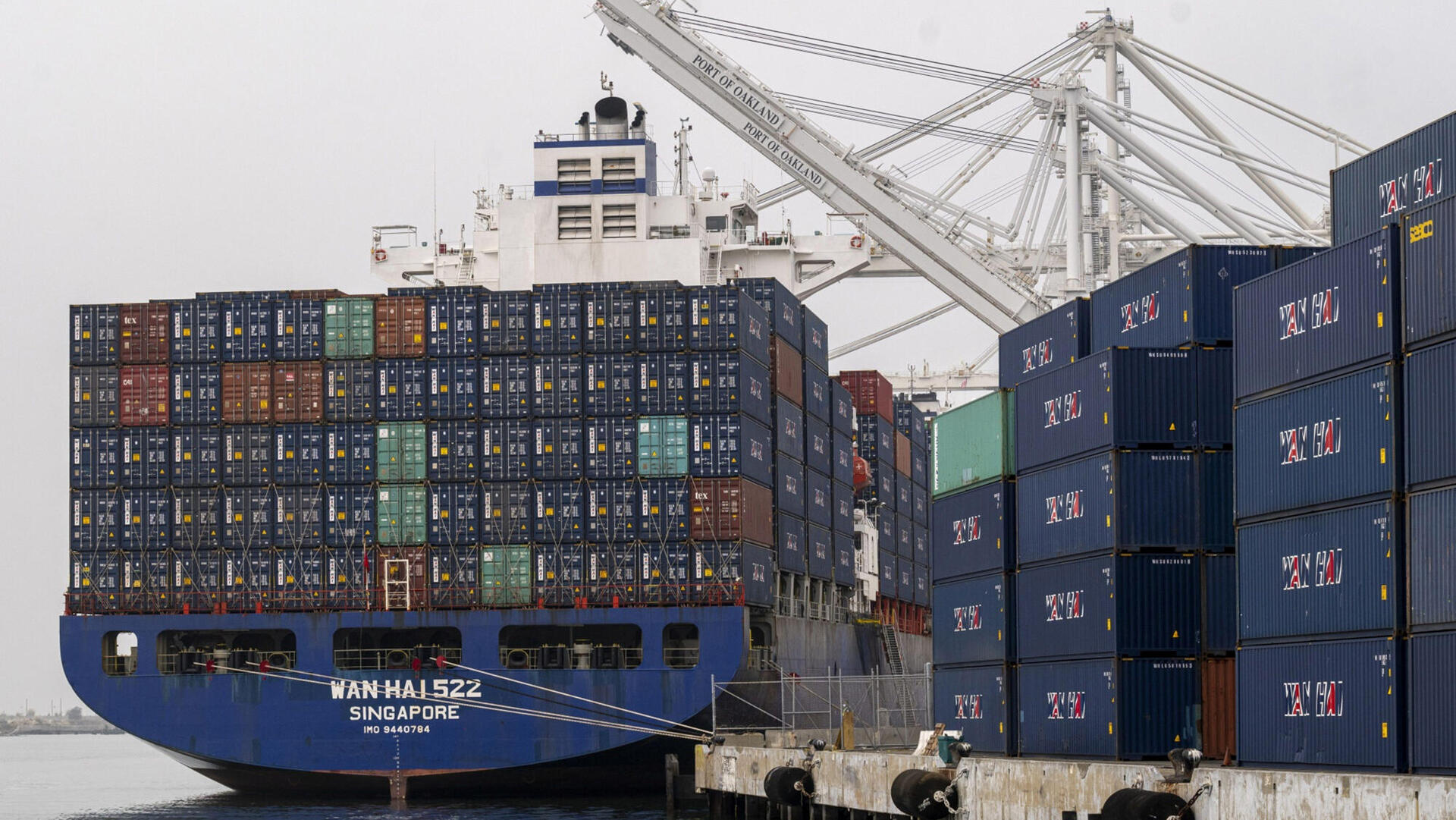 ספינה מסינגפור פורקת מכולות ב נמל אוקלנד קליפורניה