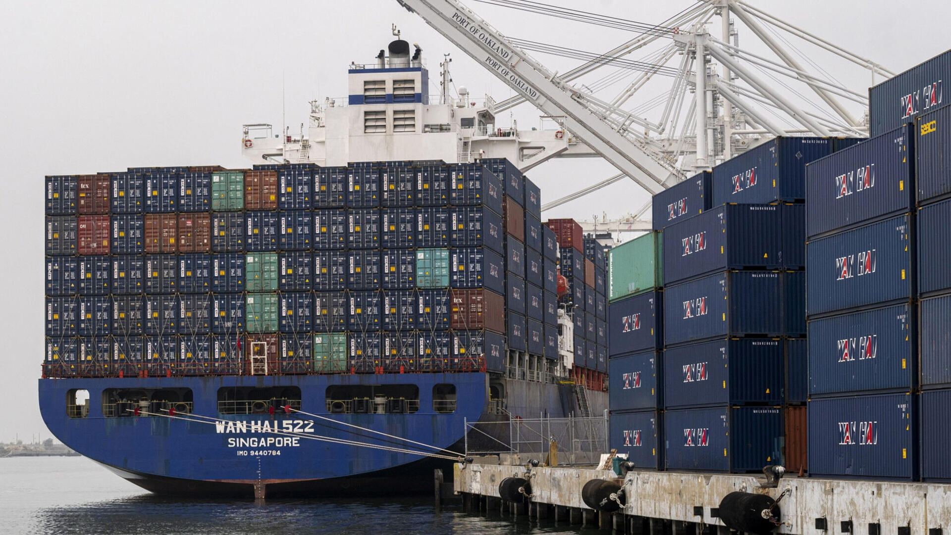 ספינה מסינגפור פורקת מכולות ב נמל אוקלנד קליפורניה