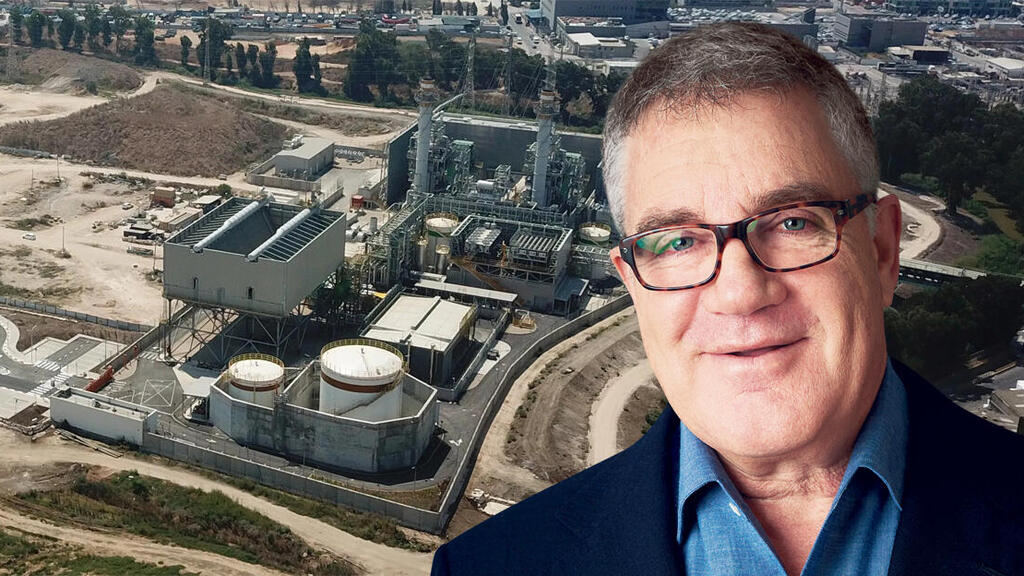עידן עופר ברקע תחנת הכוח של OPC בחדרה (צילום: אתר החברה, סיון פרג') עידן עופר ברקע תחנת הכוח של OPC ב חדרה