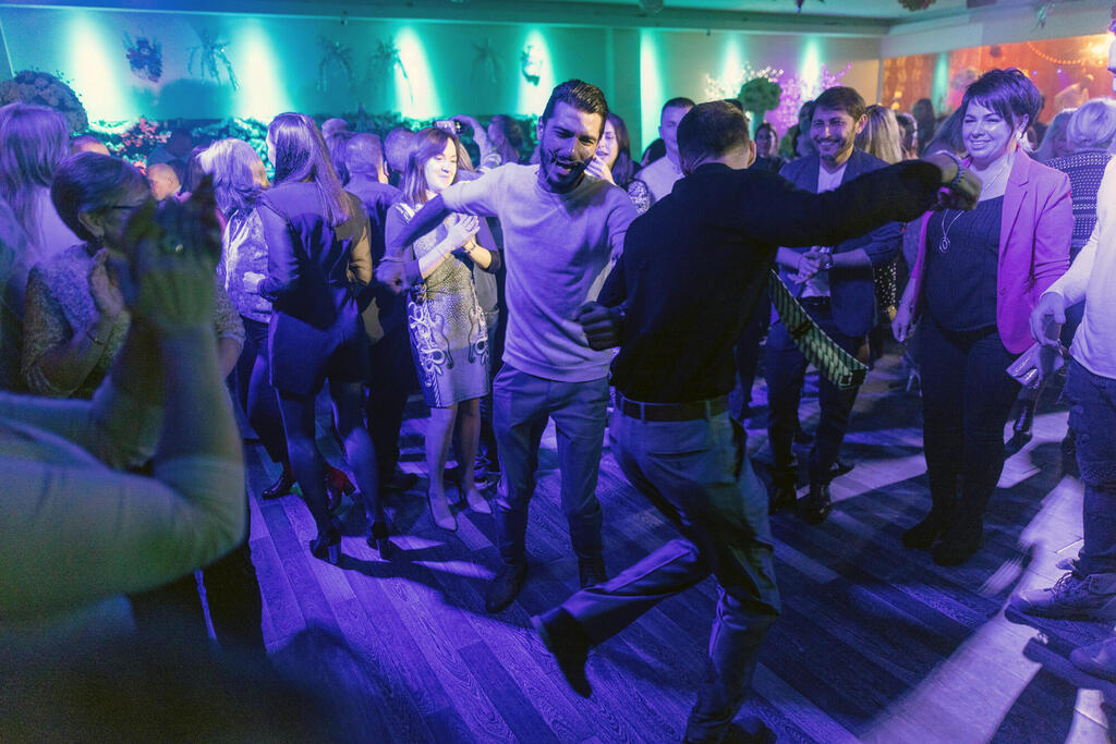 ריקודים סוערים בערב נובי גוד ב מסעדת אנה ANNA פנאי