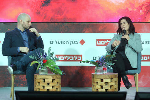 יעל ארד בשיחה עם כתב כלכליסט אוריאל דסקל, צילום: אוראל כהן
