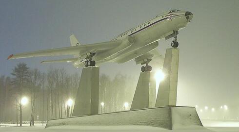 בטוח יותר על הקרקע. טופולב 104 על אנדרטה בכניסה לנמל תעופה, צילום: wikimedia