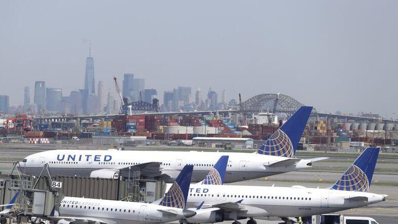 מטוסים של יונייטד בניוארק. הזינוק במחירי הדלק הסילוני מכבידים (צילום: AP) מטוסי חברת תעופה יונייטד שדה תעופה ניוארק