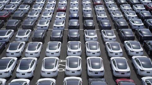 מכוניות טסלה במפעל, צילום: בלומברג