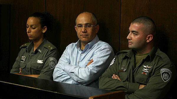 בועז יונה בבית המשפט בתל אביב לאחר מעצרו ב-2008, צילום: תומריקו