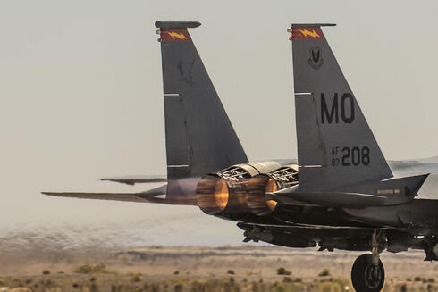 גדול, מפואר, כפול. זנב של F15, צילום: USAF 
