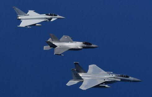 מימין: F15 עם זנב כפול ישר, F35 עם זנב כפול משופע, וטייפון עם זנב יחיד, צילום: USAF