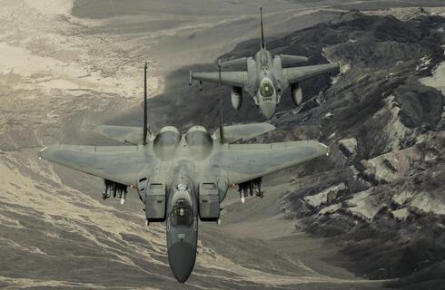 מטוס F15 ומאחוריו F16, צילום: USAF 