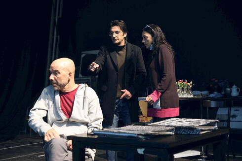 מימין: הלנה ירלובה, הבמאי כפיר אזולאי ודרור קרן בחזרות ל"וניה", צילום: אוראל כהן