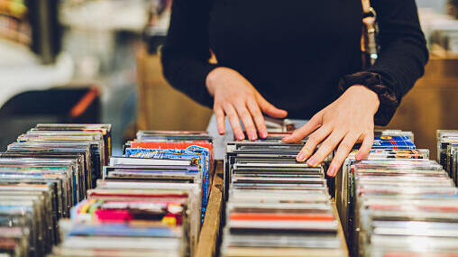 דיסקים. טיילור סוופיט וליידי גאגא הוציאו דיסקים (גטי) דיסקים דיסק מוזיקה מוסיקה