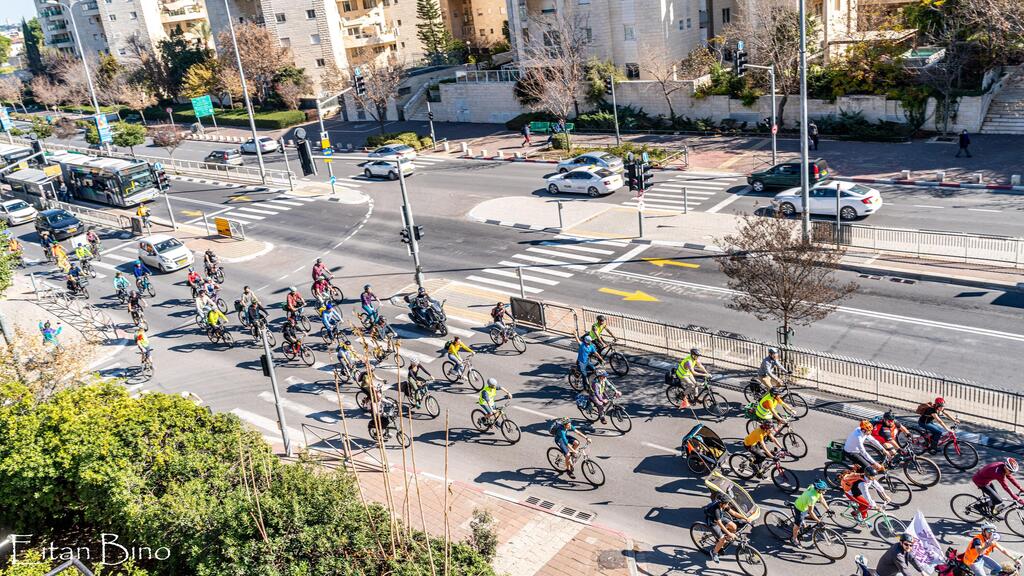 לצד המכוניות: ירושלים יוצאת בפיילוט שילוב אופניים בכבישים קיימים