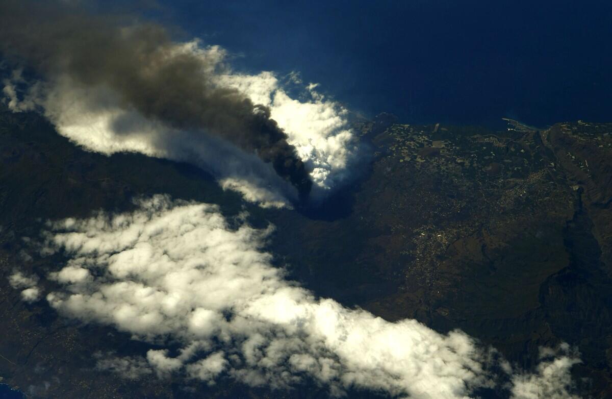 פוטו תמונות מהחלל עשן הר געש האיים הקנריים