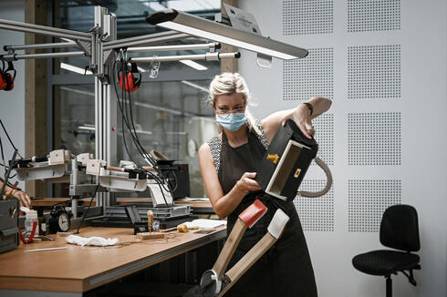 ייצור של תיקי הרמס. חברות יוקרה רוכשות חלקים בתהליך הייצור, ספקים וחומרי גלם
, צילום: AFP