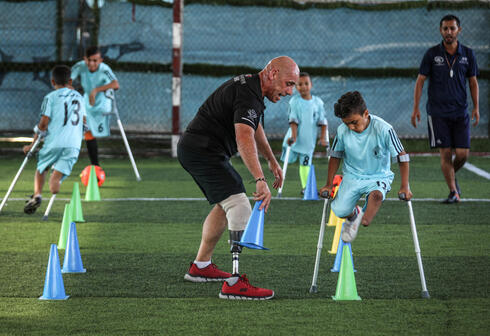 סיימון בייקר מאמן ילדים קטועי גפיים בעזה. "הם ספורטאים לכל דבר ועניין", צילום: אי אף פי
