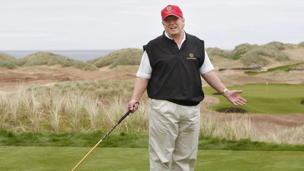 דונלד טראמפ משחק גולף במתקן שבבעלותו ב סקוטלנד ב2012