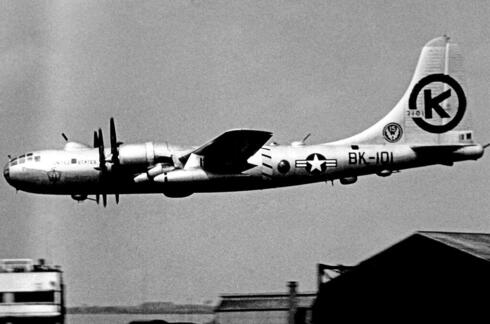 מפציץ B50 אמריקאי ממריא לאימון מבסיס בבריטניה, מרץ 1953, RuthAS CC BY 3.0