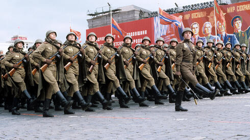 הצבא האדום צועד, בתחילת שנות החמישים, sputnik
