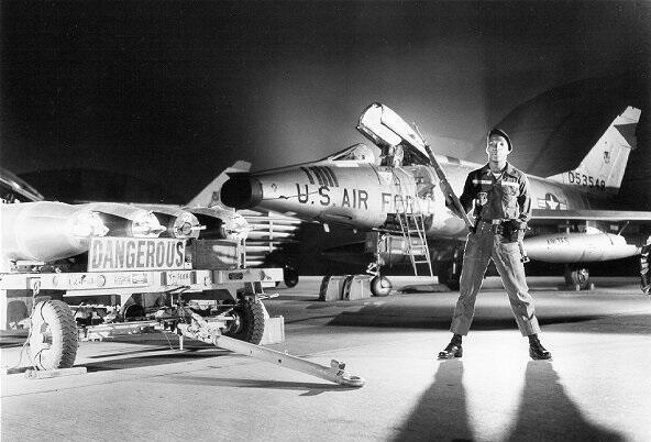 שומר הלילה משגיח על סופר סייבר בבסיס אמריקאי, USAF