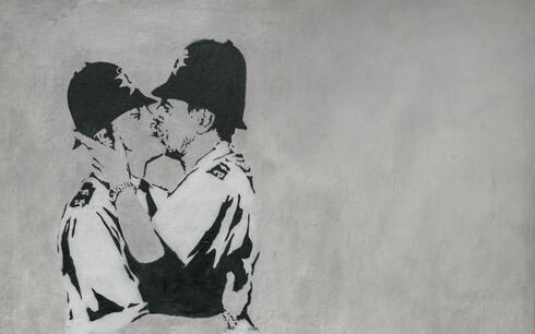 שוטרים מתנשקים, צילום: AP
