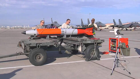 פצצת אטום מגיעה לליין מטוסי F15 אמריקאי, USAF