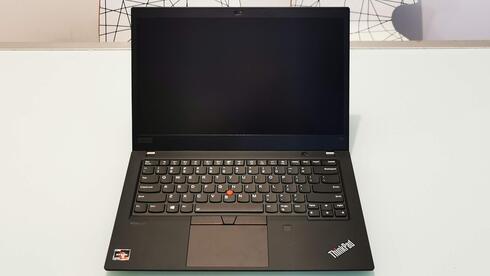 לנובו ThinkPad T14. אפשר לשפוך עליו קפה, אבל בשביל מה, צילום: לנובו