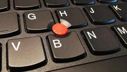לנובו ThinkPad T14. פטמת העכבר האיקונית עדיין עמנו, צילום: לנובו