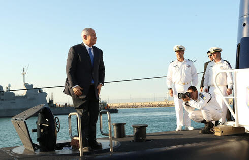 Benjamin Netanyahu visits a submarine. 