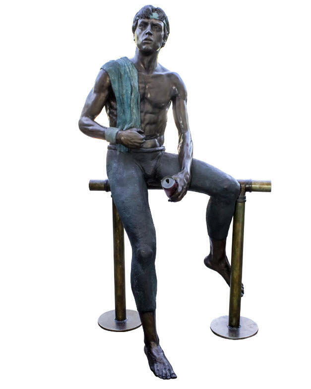 פסל ברונזה ענק "רקדן על הבר" של ריצ
