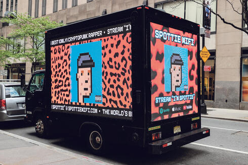 משאית שחונה מול בית המכירות כריסטיס בניו יורק ומבשרת על תשע דמויות NFT של "קריפטו פאנק" שנמכרו במאי האחרון תמורת 16.9 מיליון דולר, צילום: גטי