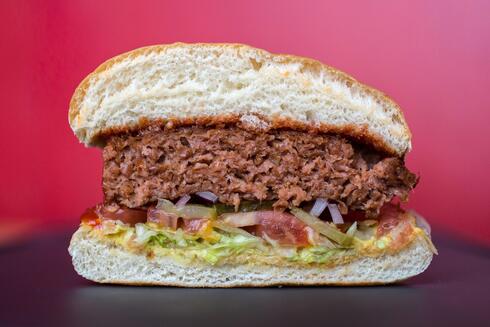 המבורגר צמחוני. 39% אמרו כי ברצונם להפחית את צריכת הבשר האדום, צילום: בלומברג