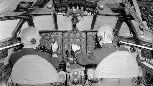 טייס וטייס משנה של מטוס סילון בריטי מדגם קומט. שאר הצוות מאחוריהם, צילום: גטי