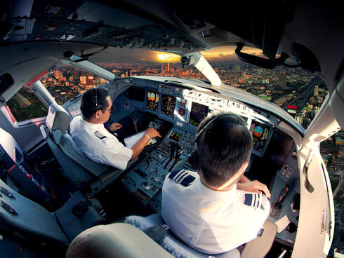 צוות מטוס נוסעים בפעולה, צילום: שאטרסטוק