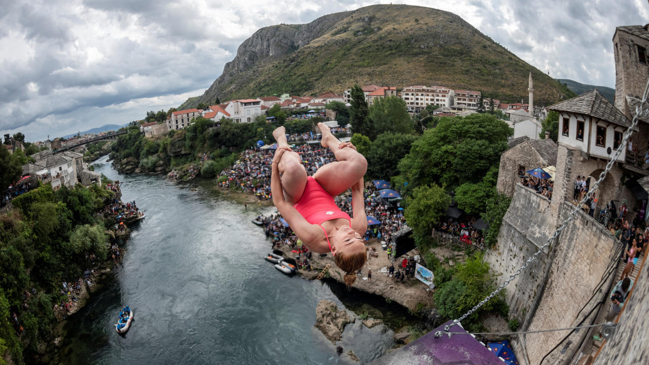 ריאנן איפלנד מזנקת מגשר במוסטאר שבבוסניה הרצגובינה תחרות קפיצת מצוקים פנאי 