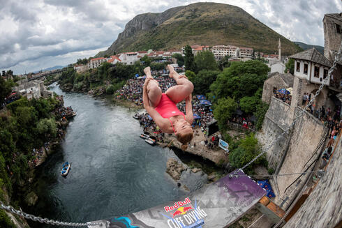 ריאנן איפלנד מזנקת מגשר במוסטאר שבבוסניה הרצגובינה, בתחרות קפיצת מצוקים. "ליפול לא נכון זה קצת כמו להתרסק ברכב", צילום: אי אף פי