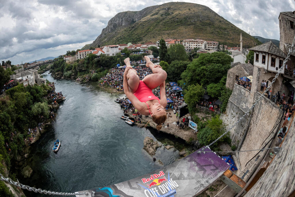 ריאנן איפלנד מזנקת מגשר במוסטאר שבבוסניה הרצגובינה תחרות קפיצת מצוקים פנאי 